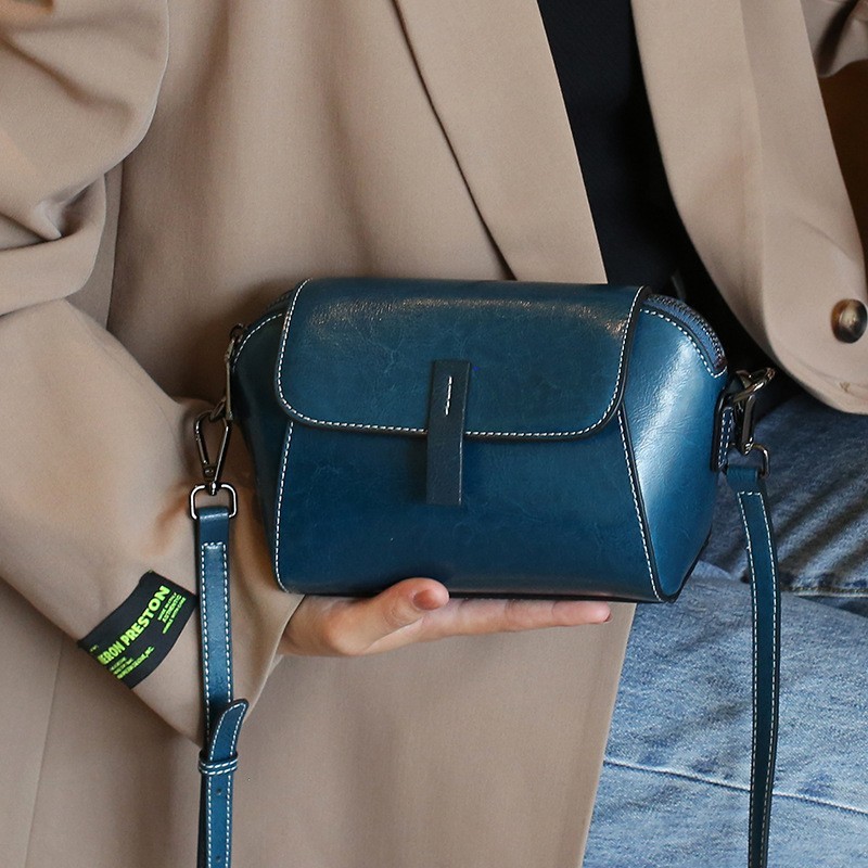 Women's Simple Oil Wax Cowhide Shell Messenger Bag - Image 5